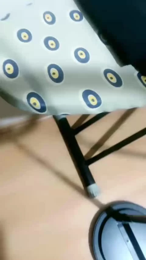 Yastığı bacaklarının arasına alıp sürtünerek mastürbasyon yapıyor. Kameraya karşı inliyor, yastığı sıkıca kavrayıp zevke geliyor. Türk tadında, samimi, gerçekçi ve doyumsuz geçen ateşli bir yastık sikişi / solo sahne.